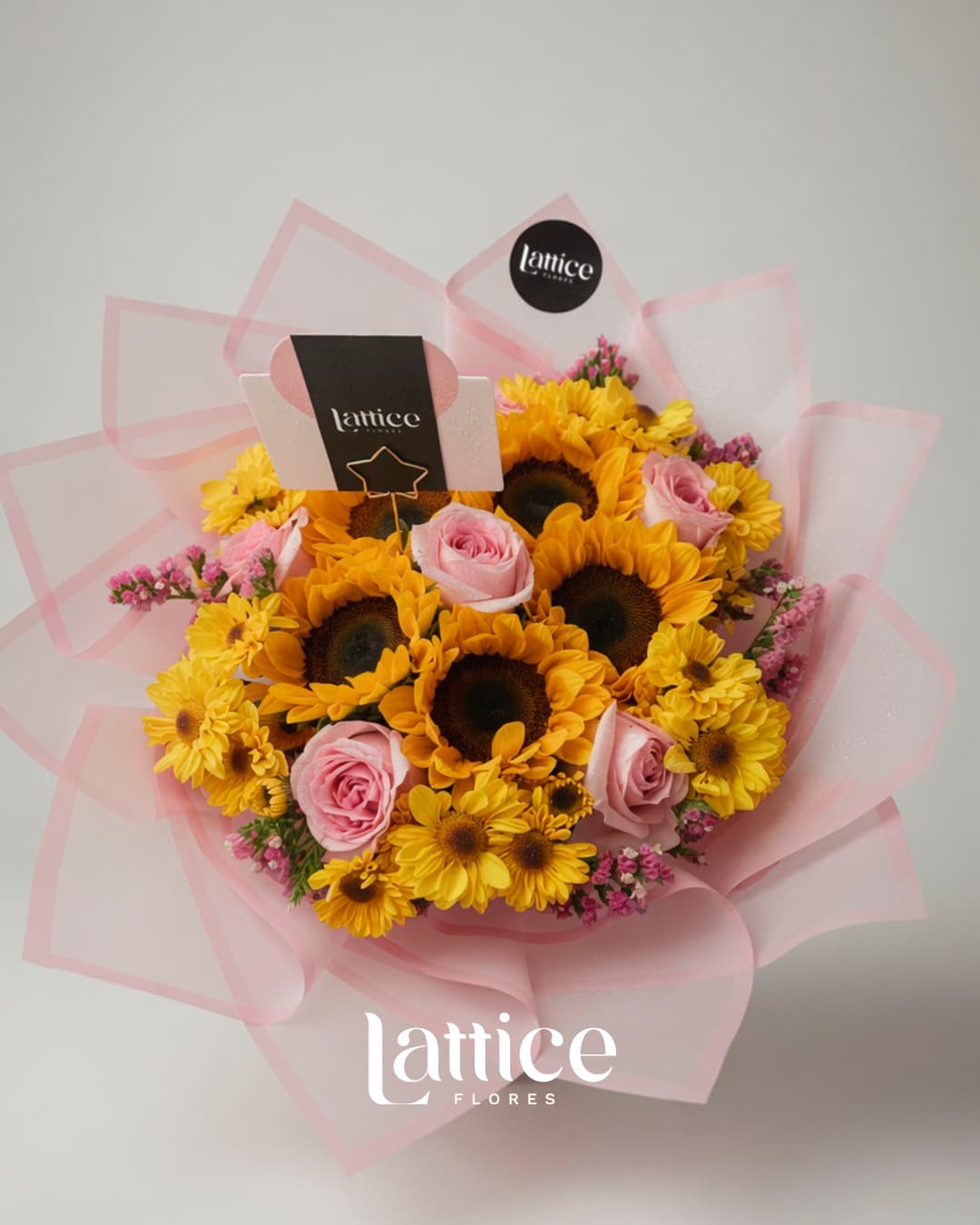 Arreglo floral con rosas y girasoles.