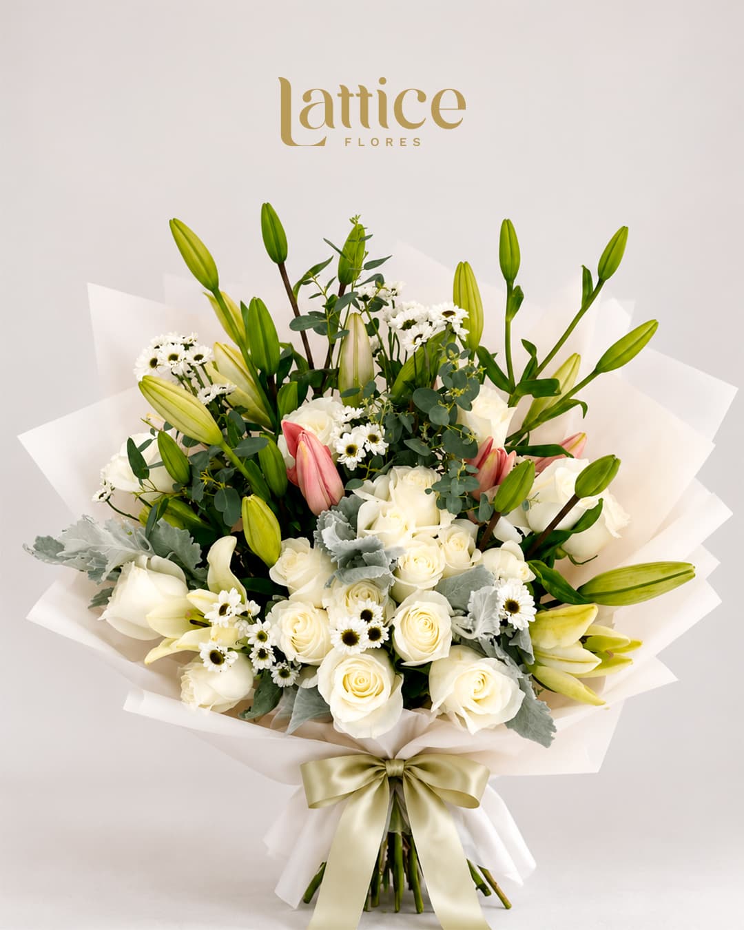 Arreglo floral con rosas crema, rosas suaves y follaje profundo.